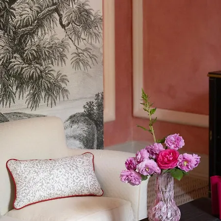 Chateau De בית הארחה Larnagol